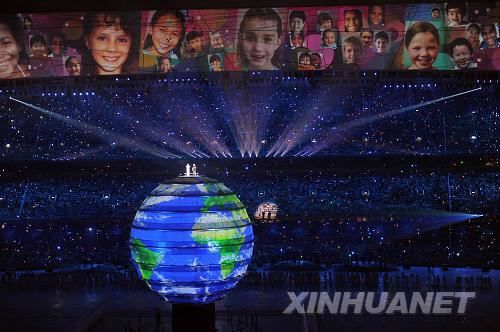 На церемонии открытия Олимпиады-2008 цветной шар - планета Земля постепенно поднимается 