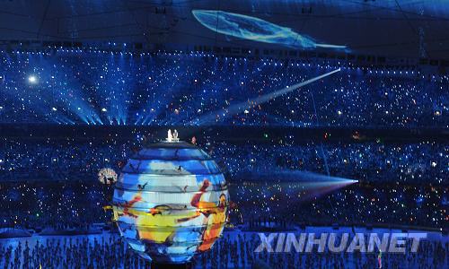 На церемонии открытия Олимпиады-2008 цветной шар - планета Земля постепенно поднимается 