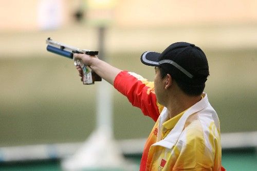 Китайский спортсмен завоевал золотую медаль в пулевой стрельбе из пневматического пистолета с 10 м1