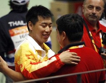 Китайский спортсмен завоевал золотую медаль в пулевой стрельбе из пневматического пистолета с 10 м