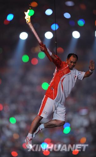 Срочно: Ли Нин зажигает главный огонь 29-х летних Олимпийских игр1