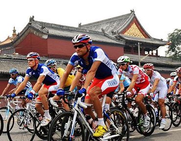 Спортсмены-велосипедисты знакомятся с достопримечательностями Пекина