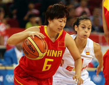 Китайская женская баскетбольная сборная победила испанскую сборную со счетом 67:64