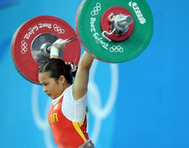 Штангистка Чэнь Сеся завоевала первое 'золото' для Олимпийской сборной Китая