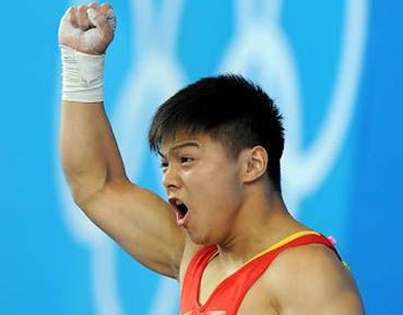 Лун Юнцин завоевал золотую медаль в соревнованиях мужчин по тяжелой атлетике в весовой категории до 56 кг. среди мужчин