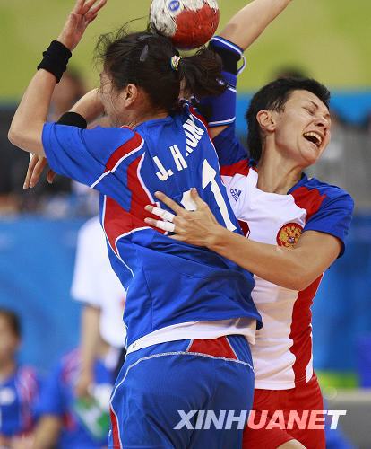 На снимках: корейские и российские девушки в соревновании по гандболу 9 августа в Пекине
