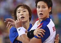На снимках: корейские и российские девушки в соревновании по гандболу 9 августа в Пекине