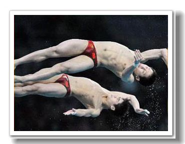 Китайские спортсмены завоевали золотую медаль в соревнованиях мужчин по прыжкам в воду с 10-метровой вышки
