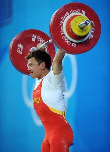 Китайский парень Чжан Сянсян завоевал золотую медаль в соревновании по тяжелой атлетике в весовой категории до 62 кг.