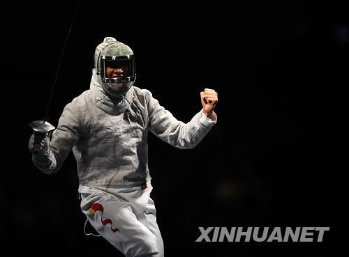 Китайский парень Чжун Мань завоевал золотую медаль в соревновании по фехтованию