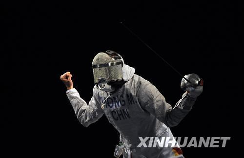 Китайский парень Чжун Мань завоевал золотую медаль в соревновании по фехтованию