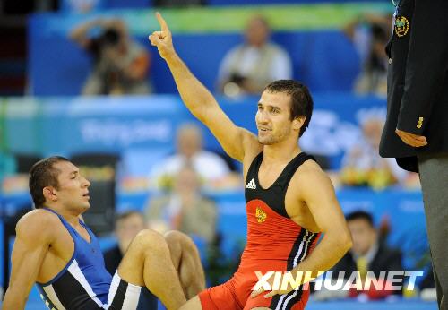россиянин Исламбек Албиев завоевал 'золото' в соревнованиях по греко-римской борьбе в весовой категории до 60 кг.