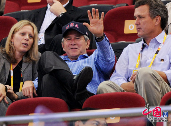 Американский президент Джордж Буш болеет за американских спортсменов на Олимпийских играх-2008.