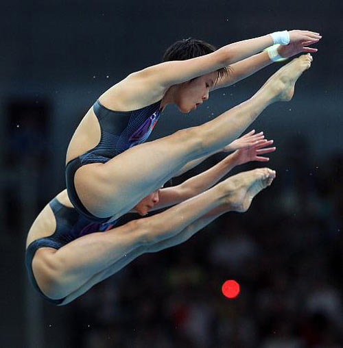 Китайские спортсменки завоевали золотую медаль в синхронных прыжках в воду с 10-метровой вышки
