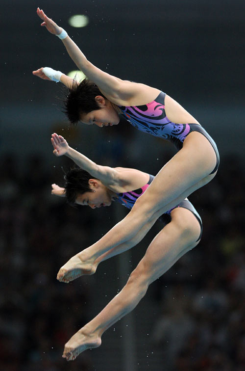 Китайские спортсменки завоевали золотую медаль в синхронных прыжках в воду с 10-метровой вышки