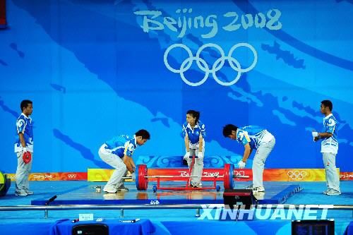 Олимпийские волонтеры помогают в проведении соревнований