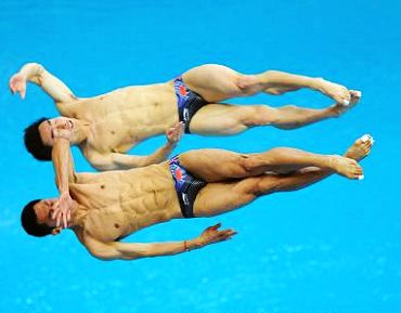 Срочно: Китайцы Ван Фэн и Цинь Кай -- чемпионы Олимпиады-2008 по синхронным прыжкам в воду с 3-метрового трамплина