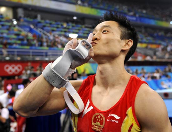 Китайский гимнаст Ян Вэй завоевал 'золото' на Олимпиаде в Пекине по спортивной гимнастике в многоборье