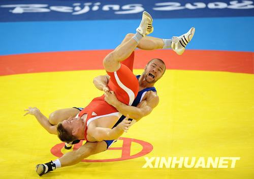 Российский спортсмен завоевал золотую медаль в соревновании по греко-римской борьбе в весовой категории до 96 кг. 