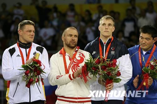 Российский спортсмен завоевал золотую медаль в соревновании по греко-римской борьбе в весовой категории до 96 кг. 