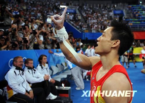 Китайский гимнаст Ян Вэй завоевал 'золото' на Олимпиаде Пекина в соревновании по спортивной гимнастике со счетом 94.575 балла.