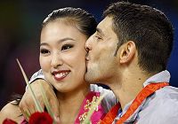 Итальянский борец поцеловал китайскую девушку на церемонии награждения