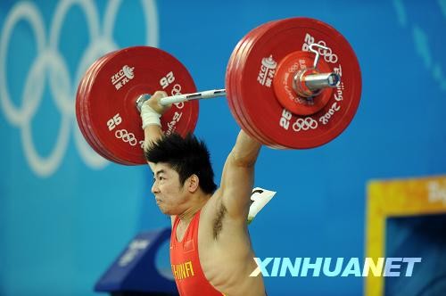 Китаец Лу Юн завоевал золотую медаль в соревнованиях по тяжелой атлетике в весовой категории до 85 кг.2