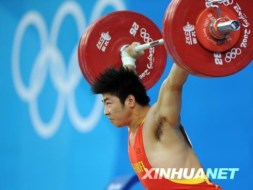 Китаец Лу Юн завоевал золотую медаль в соревнованиях по тяжелой атлетике в весовой категории до 85 кг.1