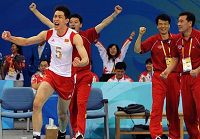В матче группового турнира по волейболу среди мужчин сборная Китая обыграла команду Японии со счетом 3:2