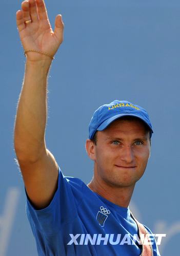 Украинский спортсмен Виктор Рубан завоевал 'золото' в личных соревнованиях по стрельбе из лука на Пекинской Олимпиаде.