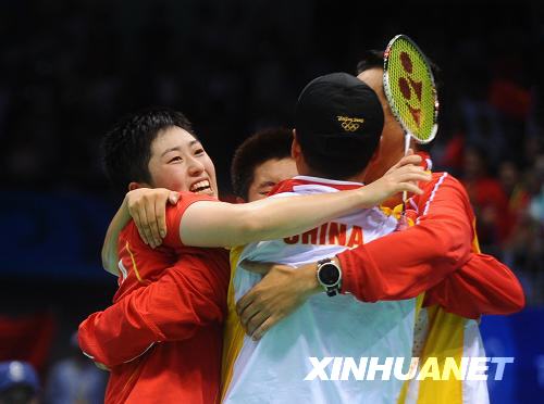 Китайская группа по бадминтону – Ду Цзин и Юй Ян успешно вышла в филиал, наконец выиграла корейских спортсменок и завоевали золотую медаль по парному разряду по бадминтону среди женщин.