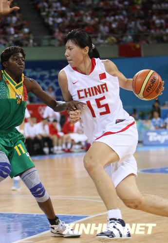 Женская команда Китая по баскетболу выиграла у команды Мали в матче группового турнира