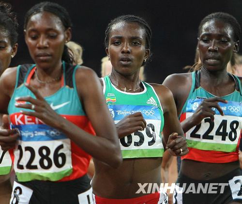 Спортсменка из Эфиопии Тирунеш Дибаба завоевала 'золото' в беге на 10000 метров среди женщин на Пекинской Олимпиаде.