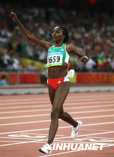 Спортсменка из Эфиопии Тирунеш Дибаба завоевала 'золото' в беге на 10000 метров среди женщин на Пекинской Олимпиаде.