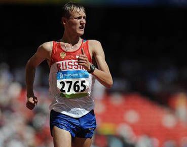 Российский спортсмен завоевал золотую медаль в соревнованиях по спортивной ходьбе на дистанции 20 км.