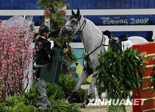 Завершен первый день соревнований по конному спорту в преодолении препятствий