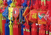 Иностранцы предпичатают покупать традиционные китайские сувениры 