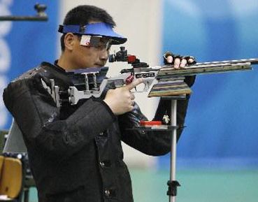 17 августа китайский спортсмен Цюй Цзянь завоевал золотую медаль в соревновании по стрельбе из винтовки с 50 метров с трех позиций.