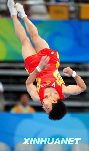 Китайский гимнаст Цзоу Кай завоевал золотую медаль в соревнованиях по гимнастике в вольных управлениях 