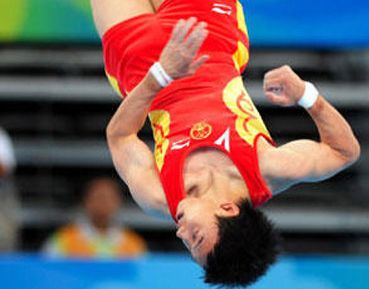 Китайский гимнаст Цзоу Кай завоевал золотую медаль в соревнованиях по гимнастике в вольных управлениях