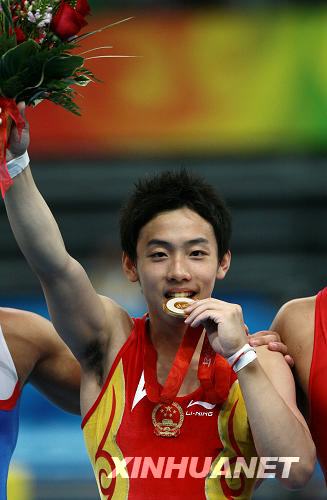 Китайский гимнаст Цзоу Кай завоевал золотую медаль в соревнованиях по гимнастике в вольных управлениях. В настоящий момент на счету Олимпийской сборной Китая 31 завоеванная золотая медаль Олимпиады Пекина.