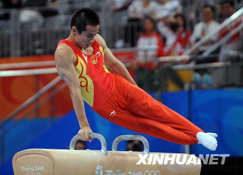 Китайский гимнаст Сяо Цинь завоевал золотую медаль в соревнованиях по гимнастике в упражнениях на коне