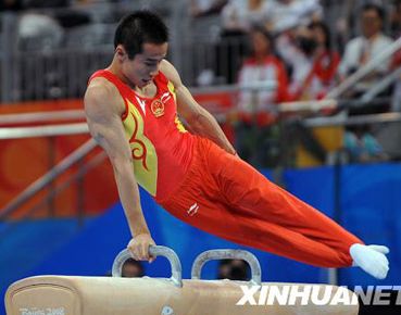 Китайский гимнаст Сяо Цинь завоевал золотую медаль в соревнованиях по гимнастике в упражнениях на коне