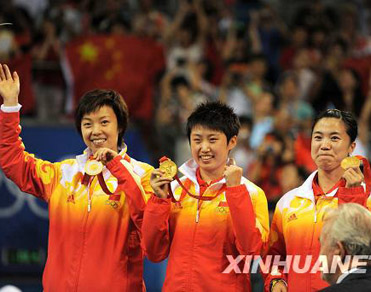 Китайские девушки завоевали золотые медали в командных соревнованиях по настольному теннису на Олимпиаде Пекина