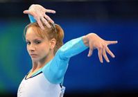 Гимнастка Румынии -- чемпионка Пекинской Олимпиады в вольных упражнениях