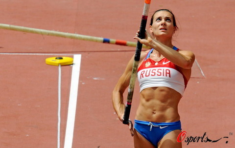 Россиянка Елена Исинбаева на соревнованиях по прыжкам с шестом 