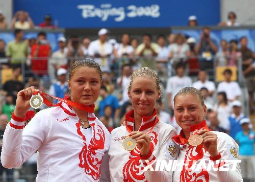 17 августа в соревнованиях по теннису в одиночном разряде российские спортсменки завоевали все медали: Е. Дементьева, Динара Сафина и Вера Звонарева завоевали золотую, серебряную и бронзовую медали соответственно.