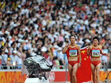 Утром 17 августа китайская бегунья Чжоу Чуньсю завоевала третье место в марафоне Олимпиады-2008