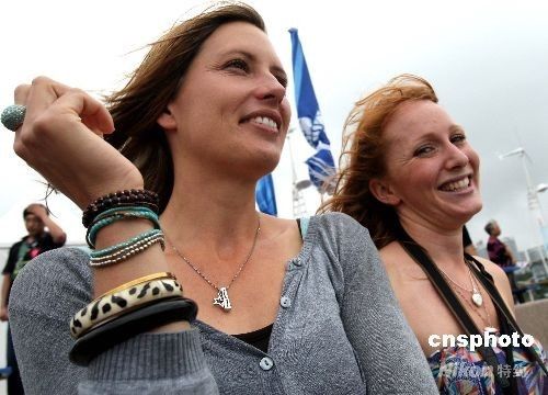 Красивые болельщицы на соревнованиях по парусному спорту
