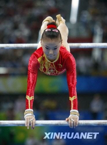 Китайская гимнастка Хэ Кэсинь завоевала 'золото' в упражнениях на брусьях1